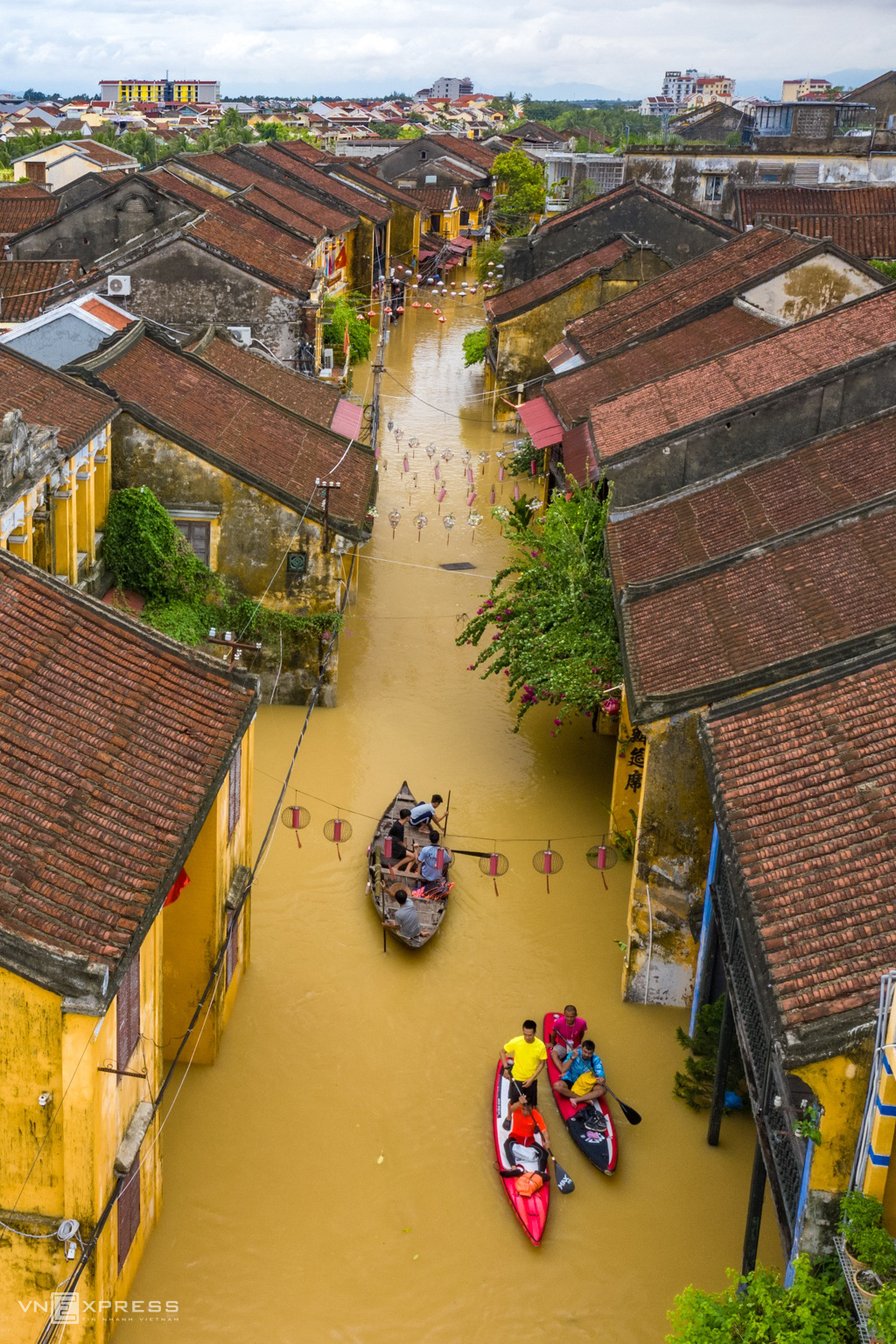 Boat rides around Hoi An ancient town in flood season Boat rides around Hoi An ancient town in flood season